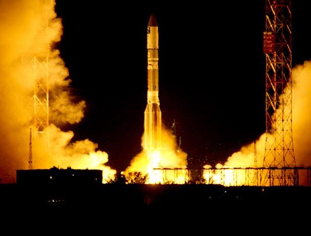 ViaSat-1 launching into 的 night sky 从 a launch pad